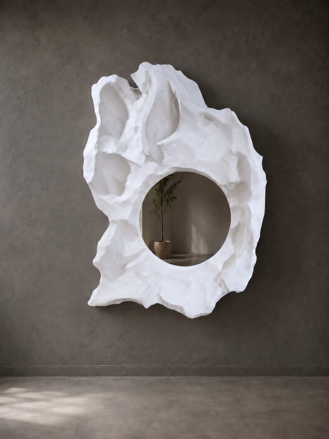 Masa mineral blanca modelada a mano: los planos superpuestos de la construcción quedan a la vista sobre un muro oscuro.